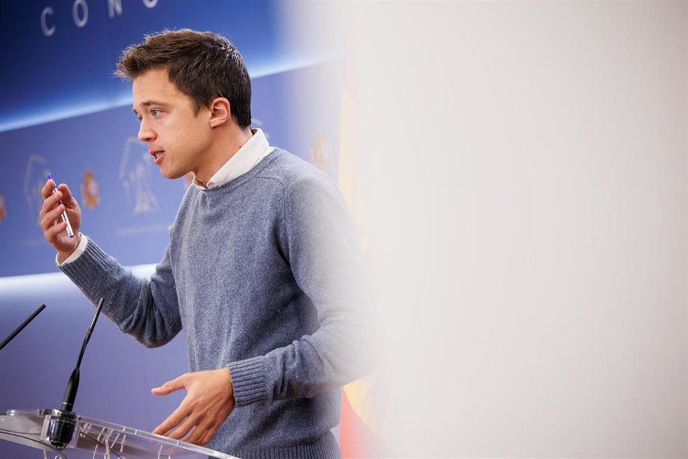 El líder de Más País, Íñigo Errejón, interviene en una rueda de prensa anterior a una Junta de Portavoces, en el Congreso de los Diputados, a 30 de noviembre de 2021, en Madrid, (España).