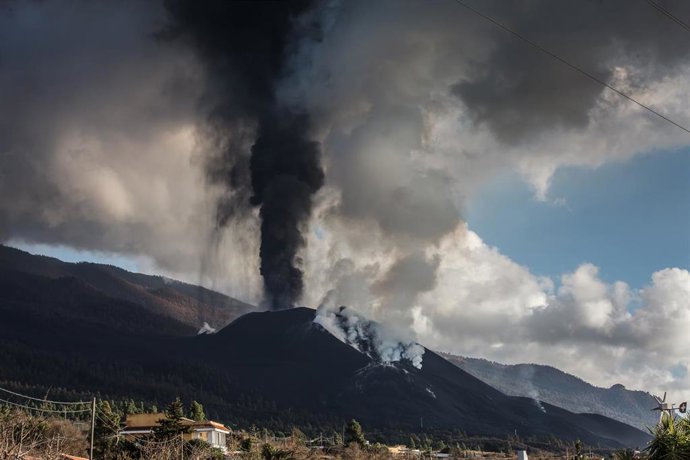 Volcán de Cumbre Vieja, a 19 de noviembre de 2021, en La Palma, Santa Cruz de Tenerife, Canarias (España). El volcán presenta actualmente tres frentes activos, uno que va desde Montaña Rajada al norte de Montaña Cogote --colada 11--, otro que sigue alim