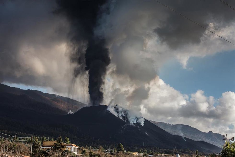 Volcán de Cumbre Vieja, a 19 de noviembre de 2021, en La Palma, Santa Cruz de Tenerife, Canarias (España). El volcán presenta actualmente tres frentes activos, uno que va desde Montaña Rajada al norte de Montaña Cogote --colada 11--, otro que sigue alim