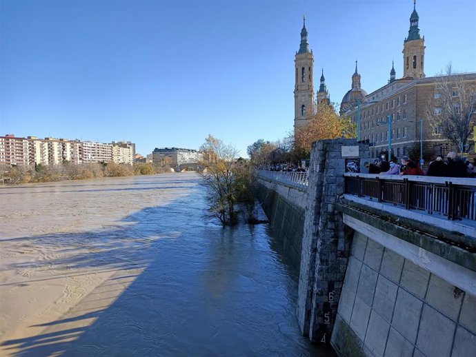 El río Ebro a su paso por la ciudad de Zaragoza.