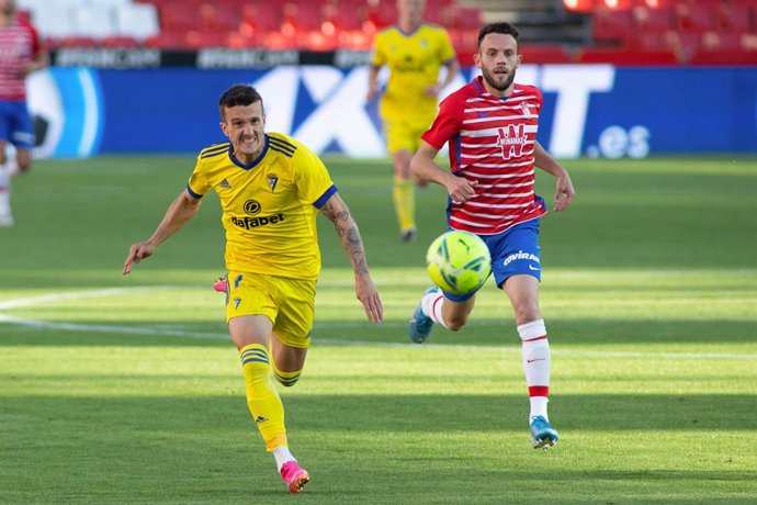 Archivo - Salvi Sanchez of Cadiz and Joaquin Jose "Quini" Marin Ruz of Granada during the spanish league, LaLiga, football match played between Granada Club de Futbol and Cadiz Club Futbol at Nuevos Los Carmenes Stadium on May 2, 2021 in Granada, Spain.