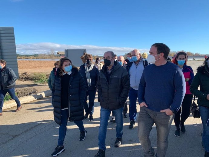 Lambán destaca las labores de limpieza del cauce del río de la CHE aunque cree que hay que intensificar esos trabajos.