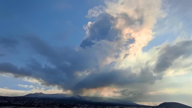 Columna de cendres del volcà de la Palma elevant-se a grans altituds
