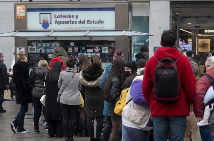 Varias personas hacen cola en una administración de Loterías del centro de Madrid 