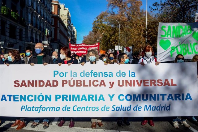 Varias personas sostienen una pancarta que reclama una sanidad "pública y universal", en una manifestación en defensa de la atención primaria, a 12 de diciembre de 2021, en Madrid (España). 
