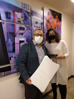 El director gerente del SEPAD, José Vicente Granado, y la directora gerente de FundeSalud, Verónica Martín, muestran dos de los dispositivos donados a los centros residenciales.