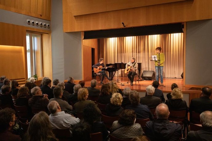 L'actriu Sílvia Bel recita un poema musicalizado per Eduard Iniesta i Toni Xucl en la capella ardent del cantautor Ramon Muntaner a Barcelona