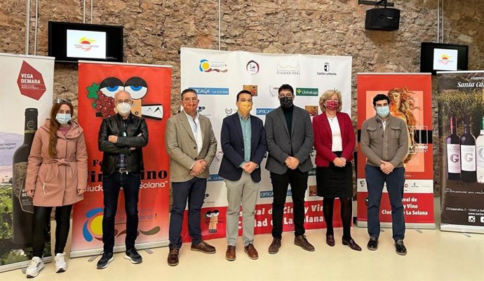 Francisco Martínez Arroyo ha asistido a la presentación de los nuevos vinos jóvenes y la proyección de los cortos ganadores del XVII Festival de Cine y Vino 'Ciudad de la Solana'.