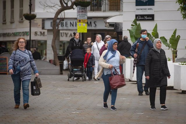Archivo - Personas circulando sin mascarillas por la plaza Case Mates de Gibraltar.