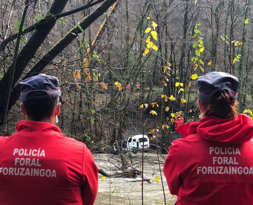 Dos agentes de la Policía Foral observan el vehículo donde se encontraba el cuerpo sin vida del vecino desaparecido en Elizondo