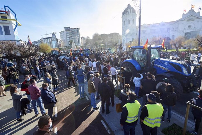 Cientos de tractores circulan por el Sardinero en una protesta de los ganaderos cántabros por el precio de la leche.
