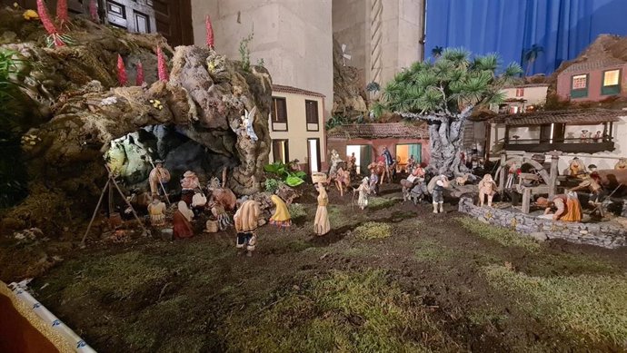 El Ayuntamiento de Sevilla acoge el Belén Popular Canario que recaudará fondos para afectados por el volcán de la Palma