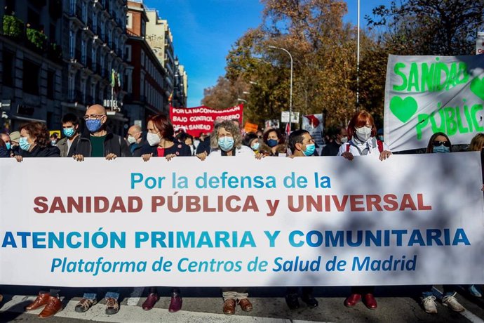 Varias personas sostienen una pancarta que reclama una sanidad "pública y universal", en una manifestación en defensa de la atención primaria, a 12 de diciembre de 2021, en Madrid (España). Esta protesta ha sido convocada por la iniciativa Salvamos la 
