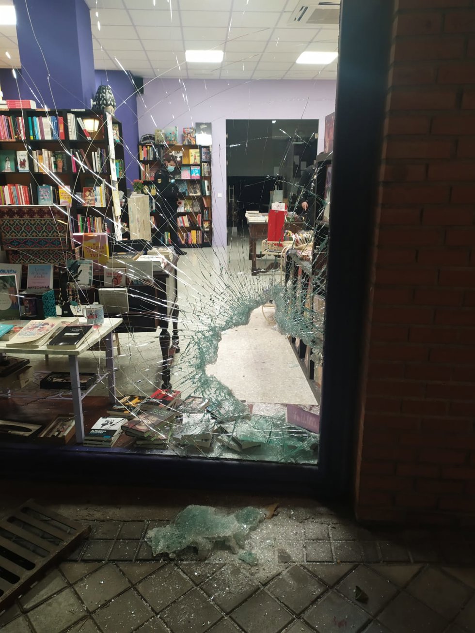 Escaparate de Mujeres & Compañía