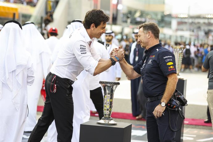 WOLFF Toto (aut), Team Principal & CEO Mercedes AMG F1 GP, HORNER Christian (gbr), Team Principal of Red Bull Racing, portrait F1 Trophy during the Formula 1 Etihad Airways Abu Dhabi Grand Prix 2021, 22th round of the 2021 FIA Formula One World Champion