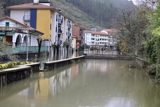 Una calle inundada en el municipio de Mendaro, a 10 de diciembre de 2021, en Gipuzkoa.