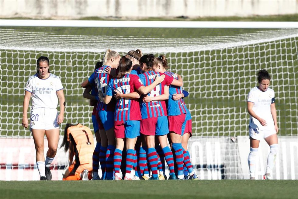 Las jugadoras del FC Barcelona celebran uno de sus goles ante el Real Madrid en la Primera Iberdrola 2021-2022
