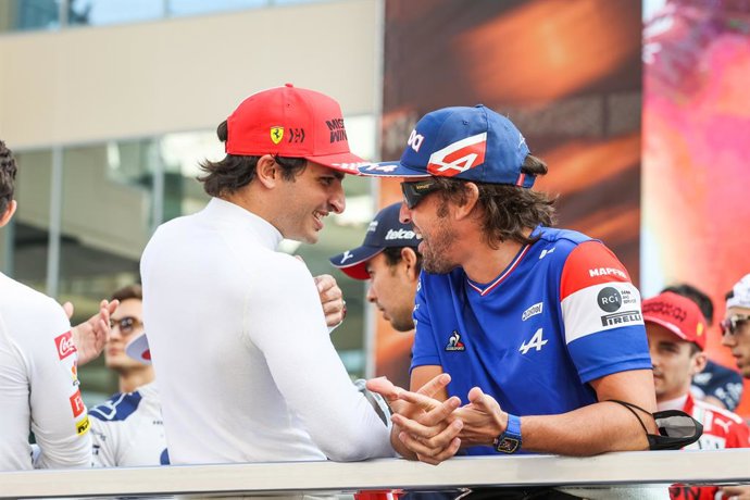 SAINZ Carlos (spa), Scuderia Ferrari SF21, ALONSO Fernando (spa), Alpine F1 A521, portrait during the Formula 1 Etihad Airways Abu Dhabi Grand Prix 2021, 22th round of the 2021 FIA Formula One World Championship from December 10 to 12, 2021 on the Yas M