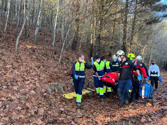 Evacuación senderista herido en Ampuero de forma accidental con un cuchillo que llevaba en su mochila
