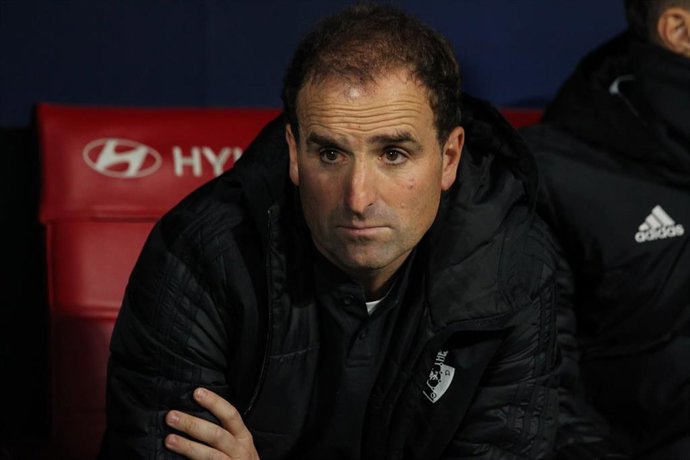 Jagoba Arrasate, head coach of Osasuna  looks on during La Liga football match played between Atletico de Madrid and CA Osasuna at Wanda Metropolitano stadium on November 20, 2021 in Madrid, Spain.