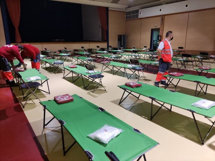 Cruz Roja monta albergues en los pabellones de Luceni y Tauste para el desalojo de los vecinos de Novillas.