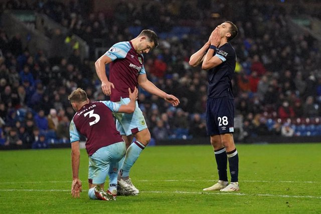 12 December 2021, United Kingdom, Burnley: West Ham United's Tomas Soucek (R) reacts in frustration during the English Premier League soccer match between Burnley and West Ham United at Turf Moor. Photo: Martin Rickett/PA Wire/dpa