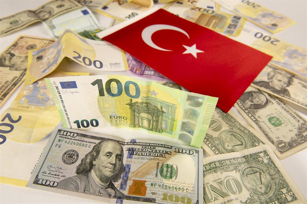 Billetes de dólar, de euro y la bandera turca