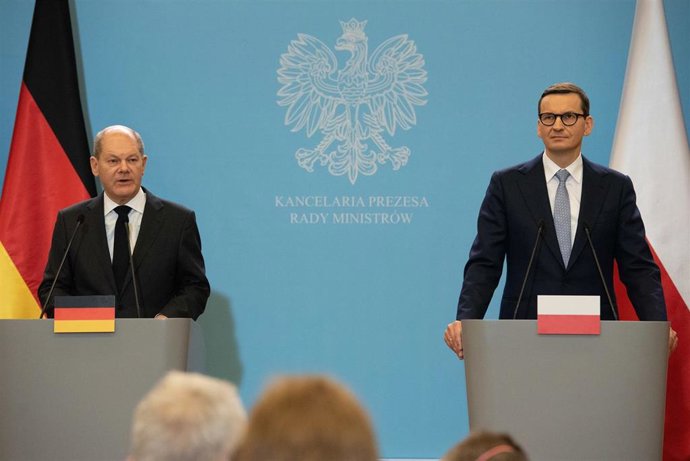 El canciller alemán, Olaf Scholz, y el primer ministro polaco, Mateusz Morawiecki, en Varsovia