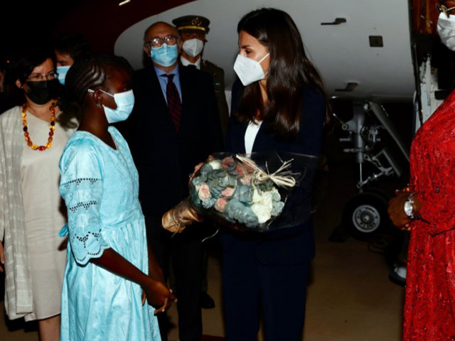 La Reina ha sido recibida con flores a su llegada a Senegal