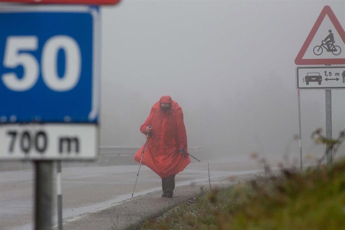 Archivo - Un peregrino camina entre una densa niebla en el Alto de O Poio, en O Cebreiro, Concello de Pedrafita do Cebreiro, Lugo, Galicia (España). A Montaña lucense ha registrado las primeras nevadas en las  zonas más altas de Cervantes y Pedrafita (L