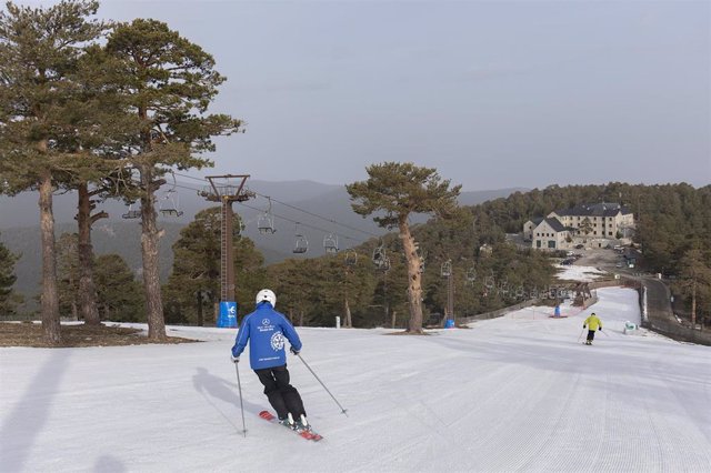 Archivo - Varios esquiadores en la pista de El Bosque en la estación de esquí de Navacerrada en Madrid (España), a 5 de marzo de 2021.
