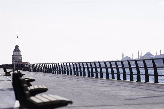 Archivo - 23 April 2020, Turkey, Istanbul: The Maiden's Tower and the shore of the Bosphorus are seen deserted during curfew imposed to stem the spread of the coronavirus. Photo: Jason Dean/ZUMA Wire/dpa