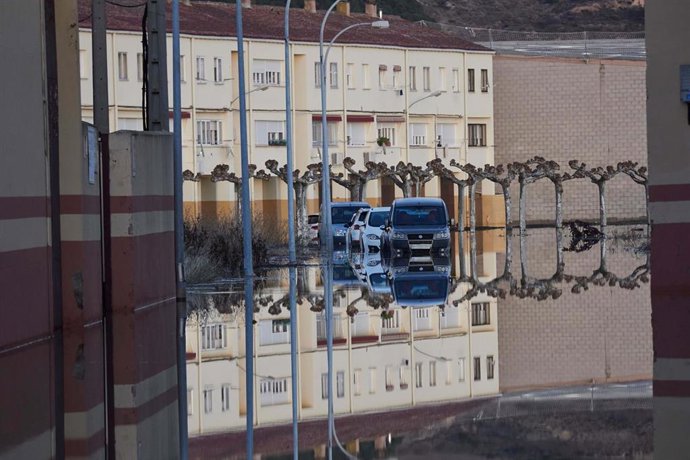 Varios coches aparcados en una calle inundada, a 12 de diciembre de 2021, en San Adrián.