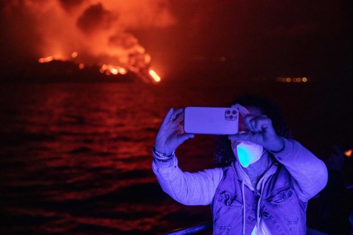 Un turista fotografía la erupción volcánica en un barco en noviembre de 2021