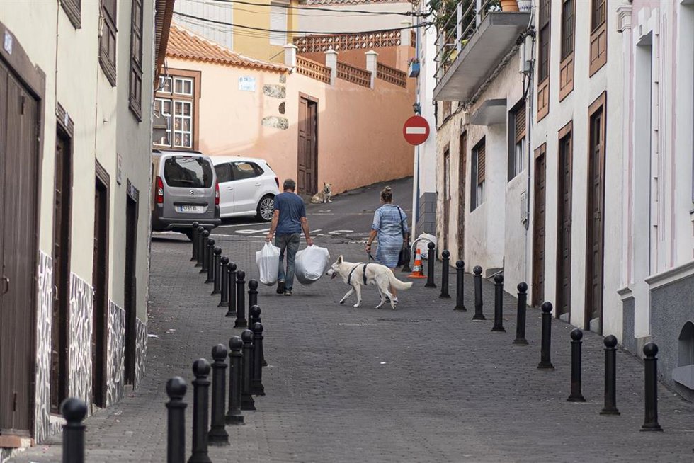 Varias personas caminan por una vía del municipio de Tazacorte