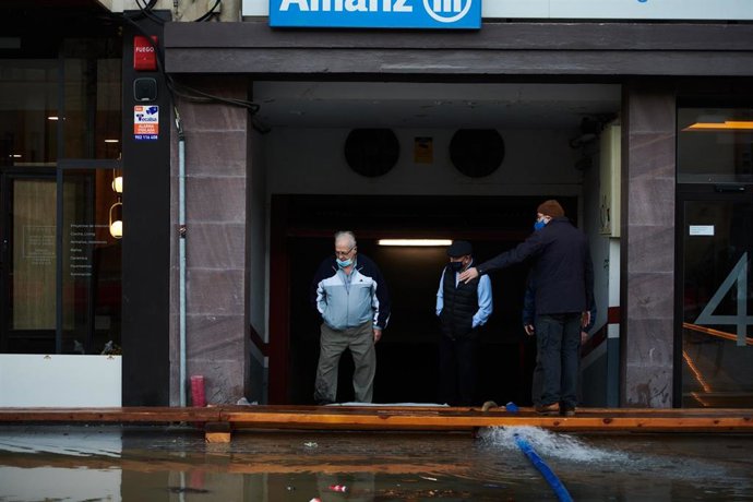 Varios hombres observan una calle inundada, a 12 de diciembre de 2021, en Tudela, Navarra (España). La crecida del Ebro ha provocado que en Tudela se hayan inundado por filtración, a través de la red de alcantarillado, zonas bajas del casco antiguo próx