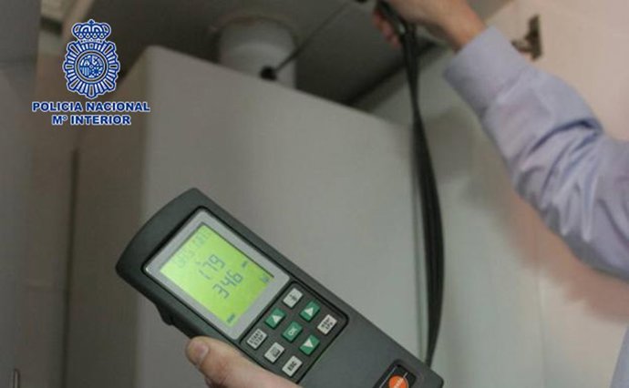 Archivo - La Policía Nacional alerta sobre la 'estafa de los falsos revisores de gas y de luz'