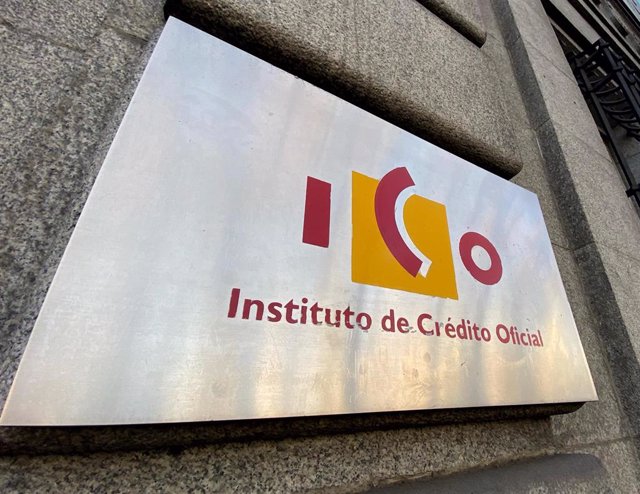 Archivo - Placa con el logo del ICO (Instituto del Crédito Oficial), en una de las puertas de acceso de la sede, en el Paseo del Prado de Madrid (España).