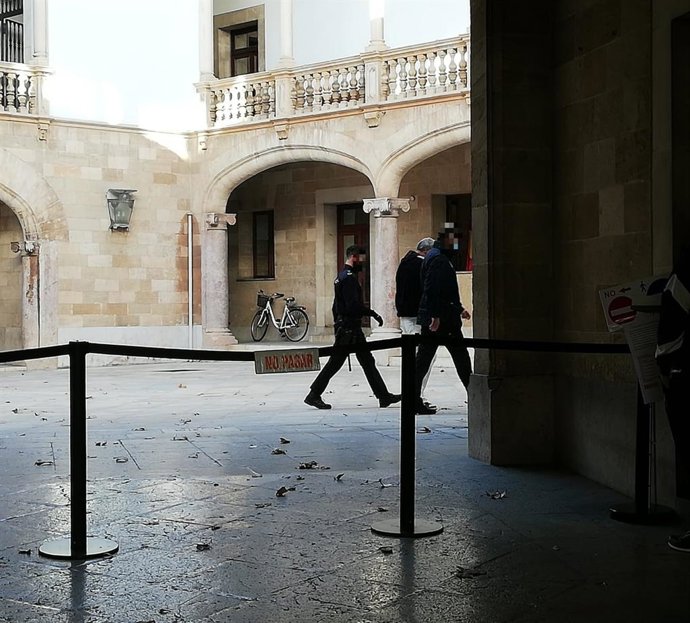 El acusado de intentar matar a su ex pareja a martillazos en Campos, conducido por la Policía en la Audiencia Provincial este lunes.