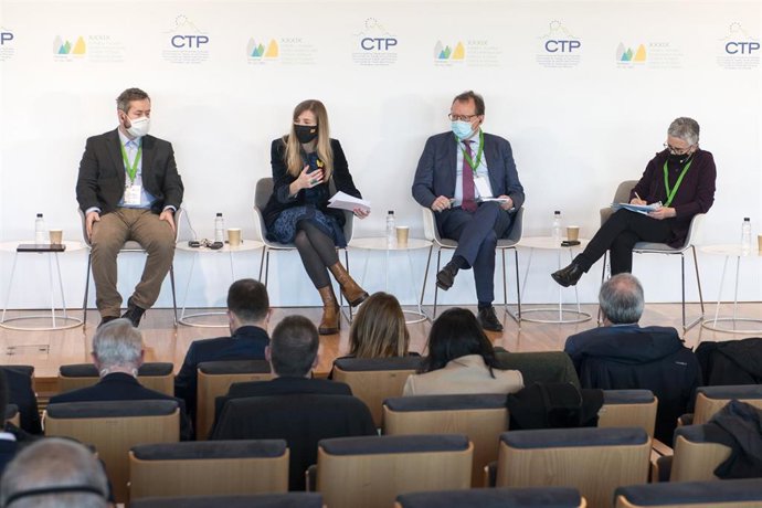 La consellera de Acción Exterior, Victria Alsina, interviniendo en una mesa sobre cooperación transfronteriza en el Plenario de la CTP