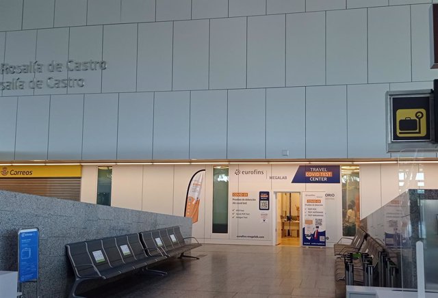 Archivo - Punto de diagnóstico covid-19 en el aeropuerto de Santiago-Rosalía de Castro