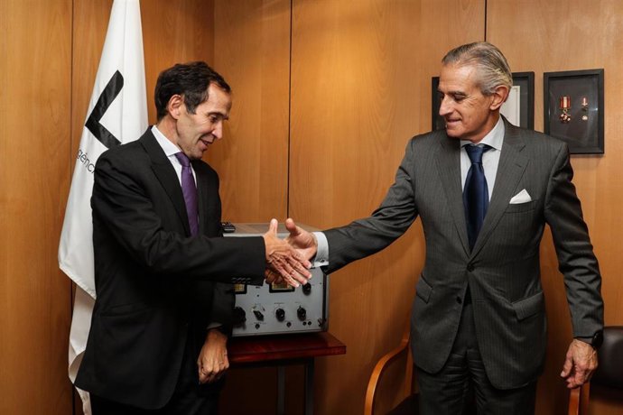 El CEO de la Agencia LUSA, Joaquim Carreira, y el presidente ejecutivo de Europa Press, Asís Martín de Cabiedes, firman un acuerdo estratégico de cooperación