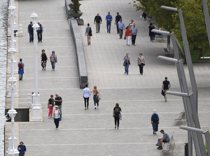 Archivo - Gente pasenado por Bilbao