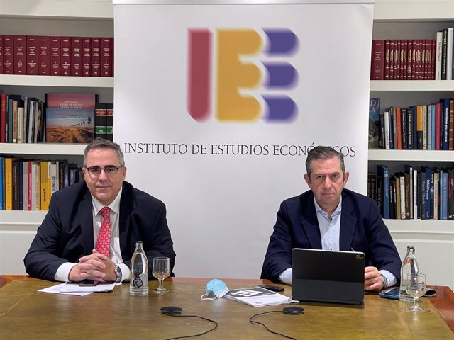 El presidente y el director general del Instituto de Estudios Económicos, Íñigo Fernández de Mesa y Gregorio Izquierdo.