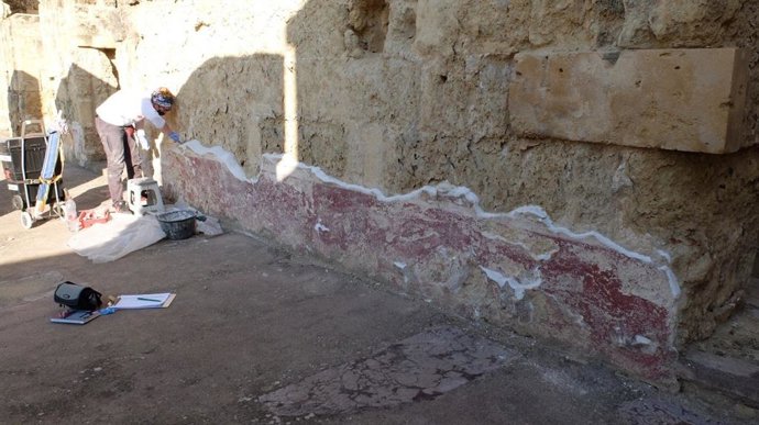 Una de las intervenciones de conservación de revestimientos murales en Medina Azahara.