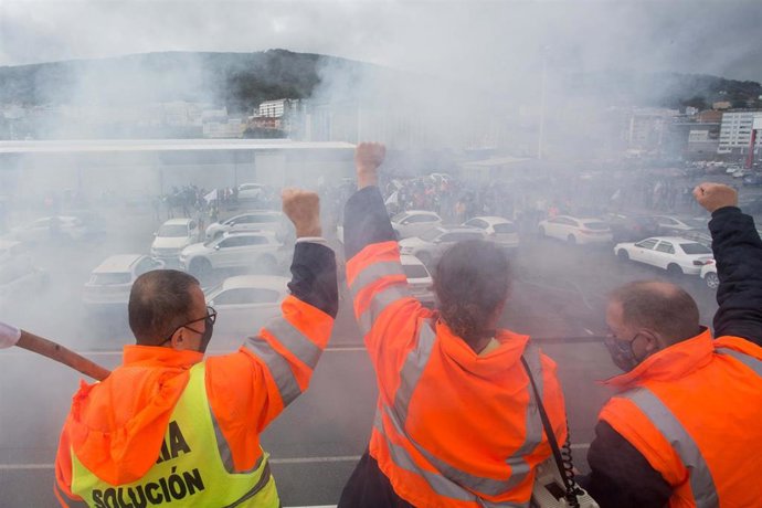 Archivo - Miembros del Comité de Empresa de Alcoa alzan el puño tras finalizar una caravana de vehículos de trabajadores de la empresa, a 31 de octubre de 2021, en Burela, Lugo Galicia (España). El comité de Alcoa en San Cibrao, en Cervo (Lugo), convoca