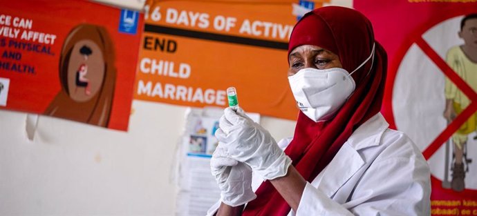 Archivo - Una enfermera prepara una vacuna del COVID19 en un hospital de Somalia