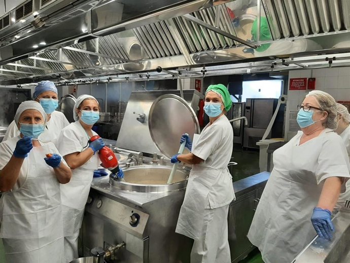 Equipo de cocina del Hospital Reina Sofia preparando un menú.