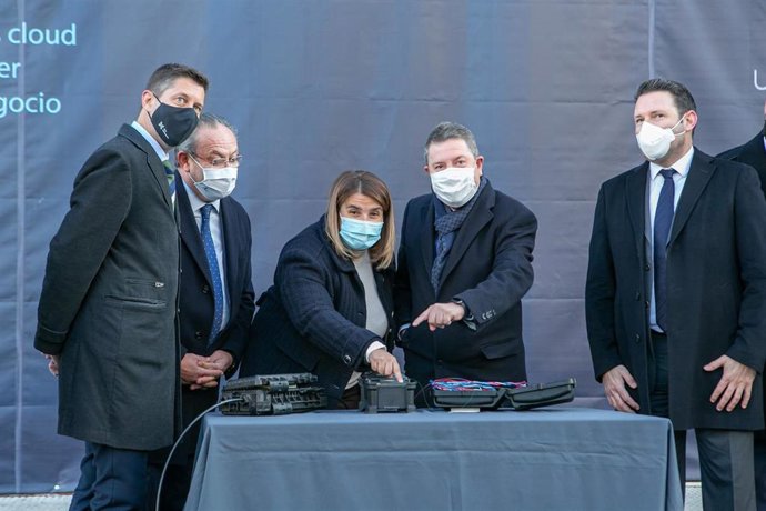 El presidente de C-LM, Emiliano García-Page, en el acto de colocación de la primera piedra del centro de Grupo Aire en Talavera