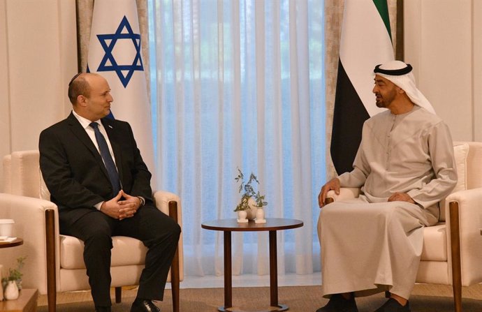 El primer ministro de Israel, Naftali Bennett (i), durante su reunión con el príncipe heredero de Emiratos Árabes Unidos (EAU), Mohamed bin Zayed al Nahyan (d)
